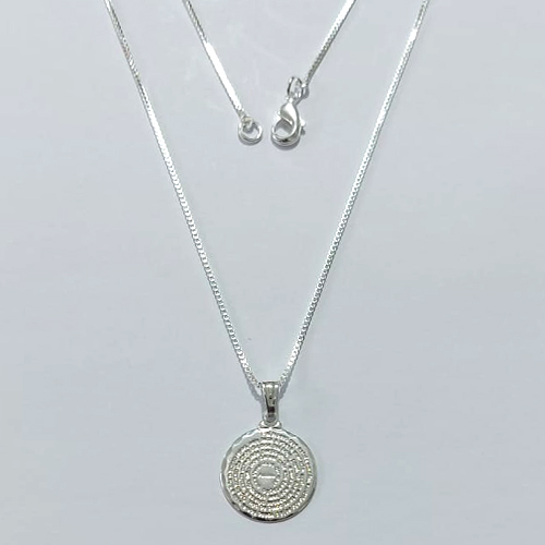GARGANTILHA FOLHEADA A PRATA COM 50 MILÉSIMOS + VERNIZ DIAMOND - GARGANTILHA COM PINGENTE REDONDO ORAÇÃO PAI NOSSO 15MM PRGG001550