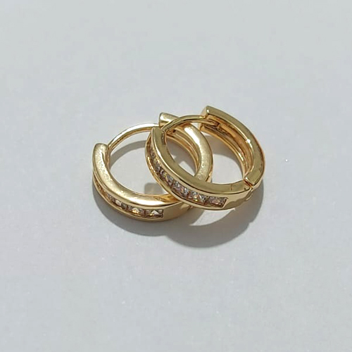 BRINCO FOLHEADO A OURO - BANHADO COM 5 MILÉSIMOS + VERNIZ DIAMOND - BRINCO DE ARGOLA COM MICRO ZIRCÔNIAS 13MM OUBR000631