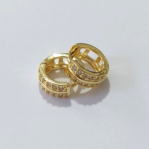 BRINCO FOLHEADO A OURO + VERNIZ - BRINCO DE ARGOLA COM 2 FILEIRAS DE MICRO ZIRCÔNIAS 11,6MM OUBR000696