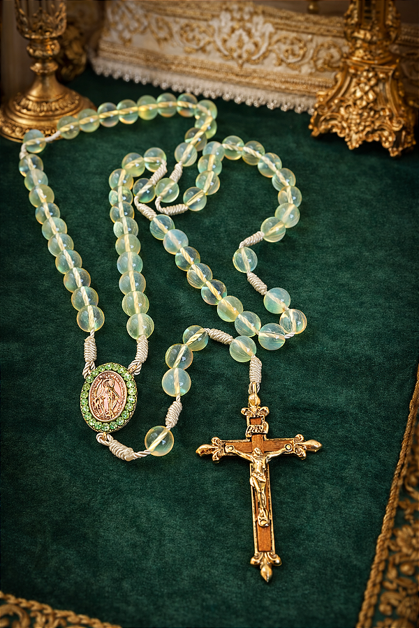 Terço de Nossa Senhora em Vidro Opalina Verde Translúcido com Medalha Decorada e Crucifixo Exclusivo em Metal e Madeira