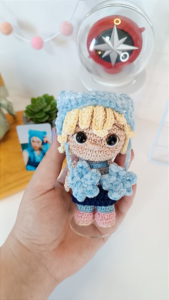 Boneco Felix Stray Kids SKZ touquinha azul crochê amigurumi- Coleção piticos