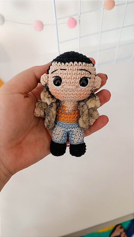 Boneco Hyunjin Stray Kids MV Escape crochê amigurumi - coleção piticos