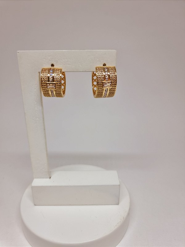 Argola individual banho ouro amarelo 18k micro cravação zircônia