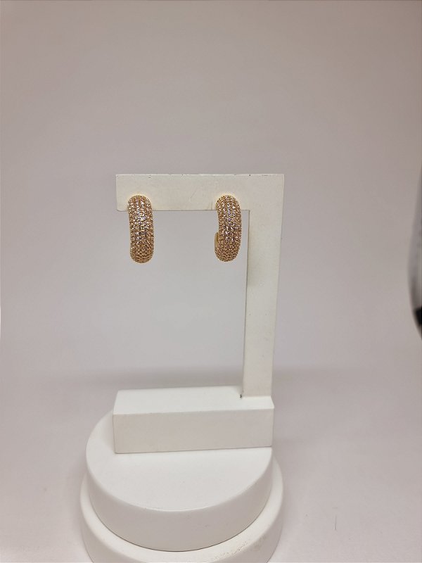 Argola individual banho em ouro amarelo 18k micro cravação zircônia
