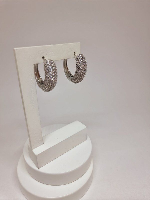 Argola individual banho em ródio branco micro cravação zircônia
