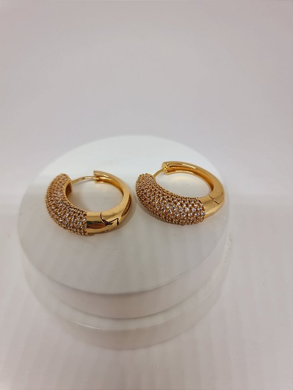 Argola individual banho em ouro amarelo 18 k  micro cravação zircônia