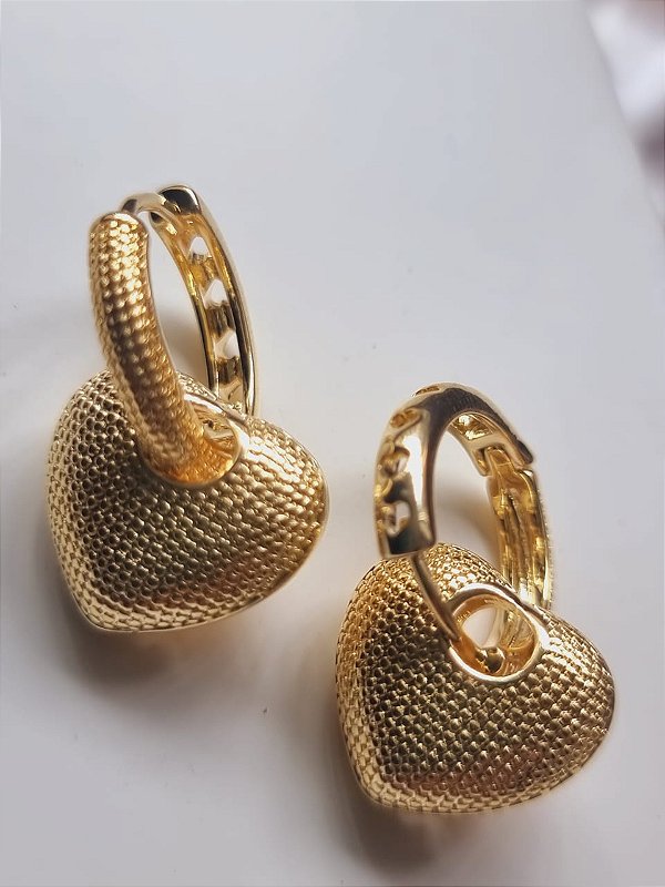 Brinco Argola Coração Texturizado Banho ouro amarelo 18k