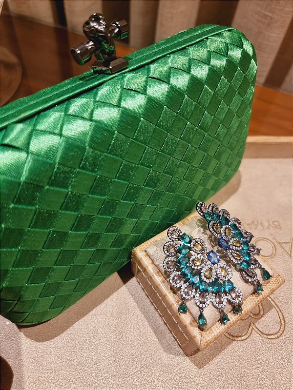 Clutch Palha Verde Esmeralda e Brinco multicolor