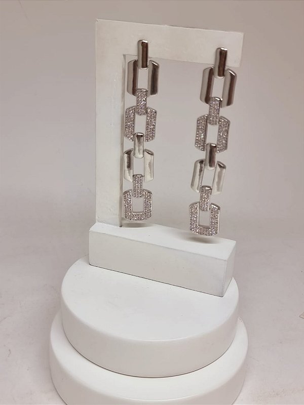 Brinco Elos metal cravejado zircônia banho Ródio branco.
