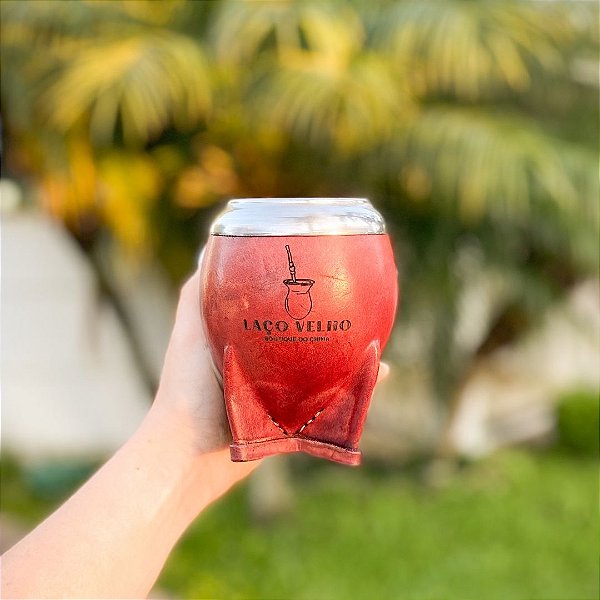 Cuia de Chimarrão Coquinho Uruguaia Revestida em Couro Avermelhado personalizada