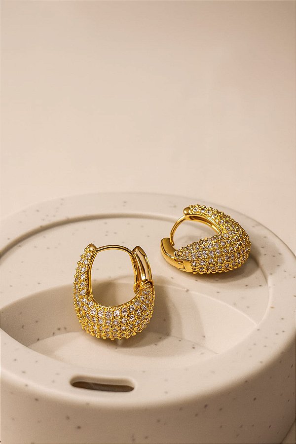 BRINCO ARGOLA FECHO BOLD ONDULADA CRAVEJADA COM ZIRCÔNIAS