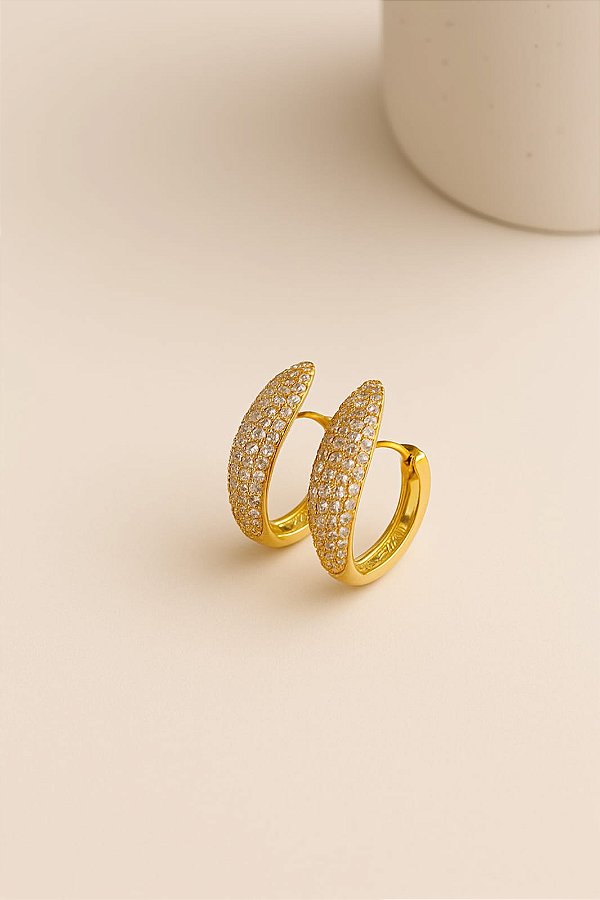 ARGOLA FECHO FRENTE ALONGADA E CRAVEJADA COM ZIRCÔNIAS