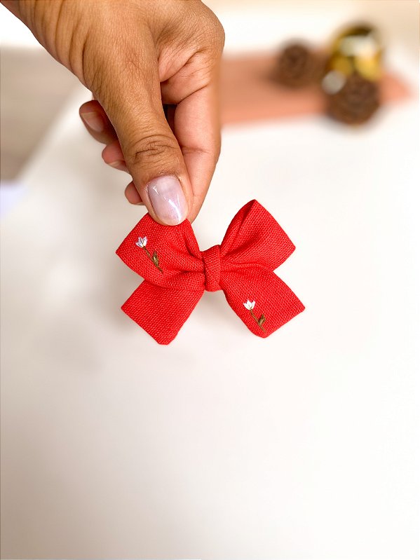 Laço Maria P vermelho com bordado