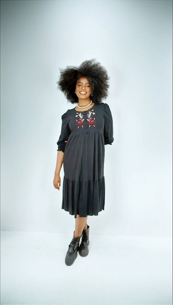 VESTIDO PRETO COM DETALHES EM BORDADO