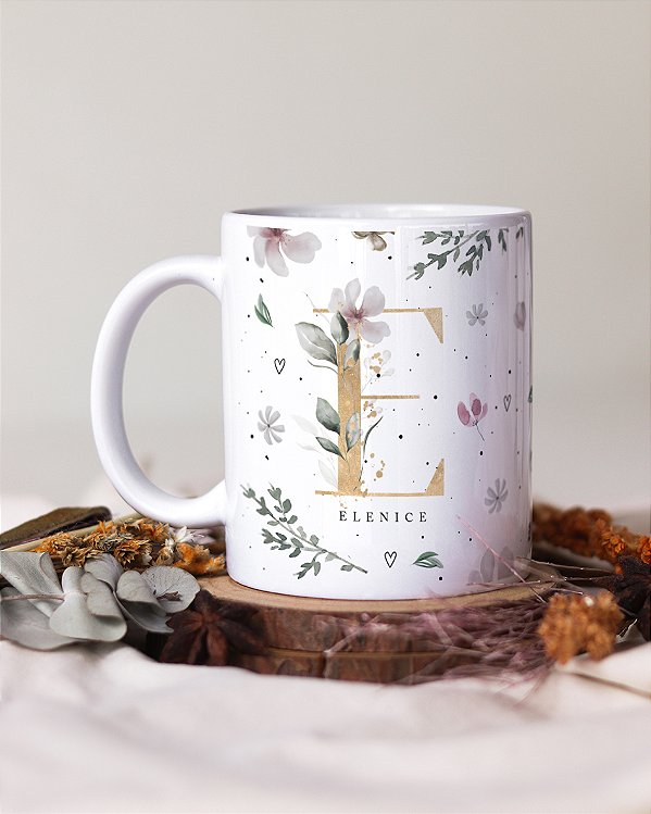 Caneca tradicional personalizada floral + inicial + frase