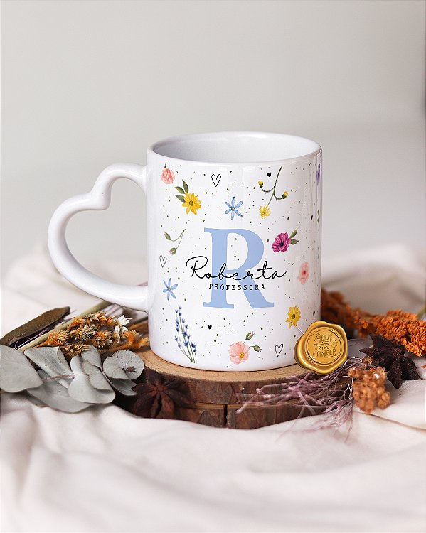 Caneca alça coração floral com inicial