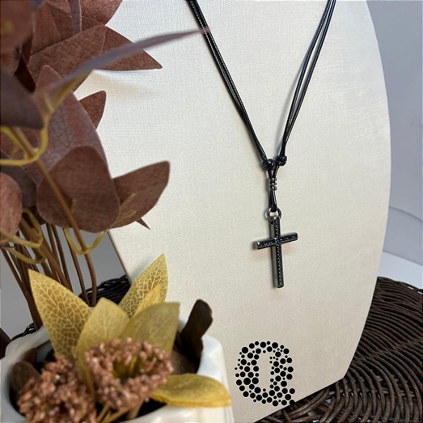 Colar de Couro Ajustável Pingente Cruz em Aço Inox