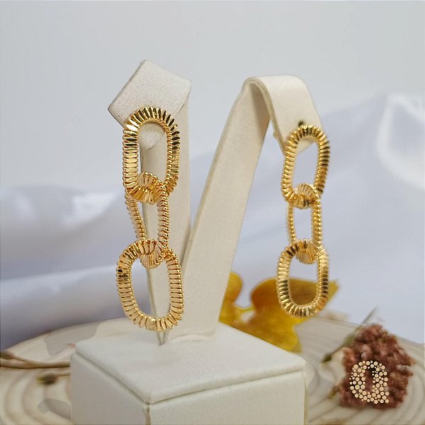 Brinco Elos Ovais Texturizado Banho Ouro 18k