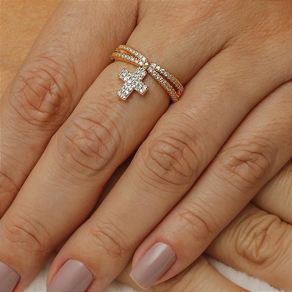 Anel 2 Fios Cravejados Com Pingente De Cruz Cravejada Folheado a Ouro 18K