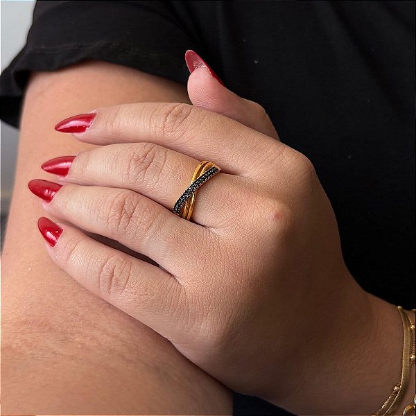 Anel 2 Fios Lisos E 1 Cravejado Com Zircônias Pretas Trançados Folheado a Ouro 18K