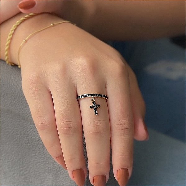 Anel Aliança Inteira Com Pingente Cruz Cravejado Com Zircônias Pretas Folheado a Ouro 18K