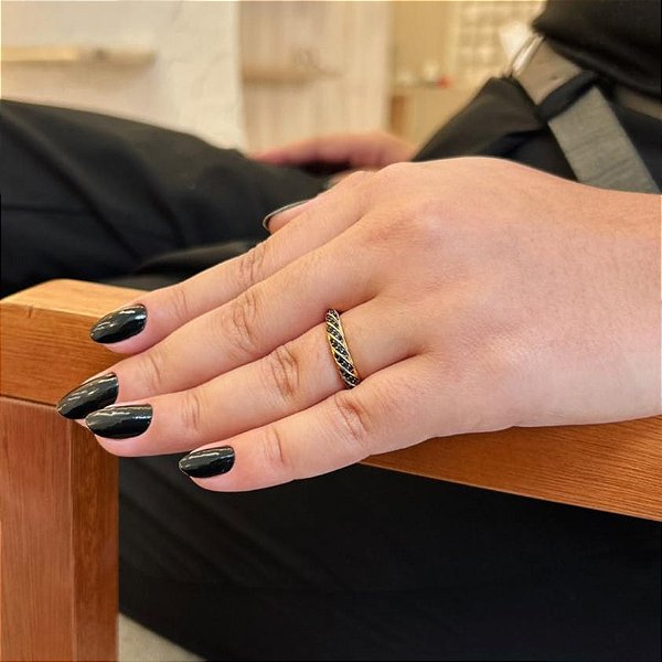 Anel Aparador Ondas Com Zirconias Pretas Folheado a Ouro 18K
