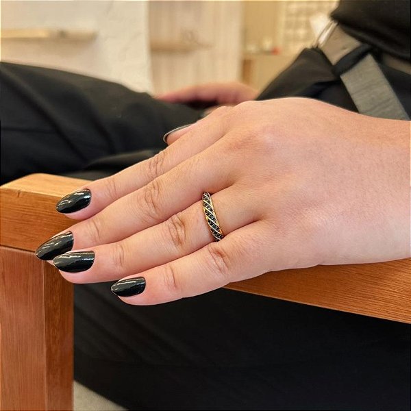 Anel Aparador Ondas Com Zirconias Pretas Folheado a Ouro 18K