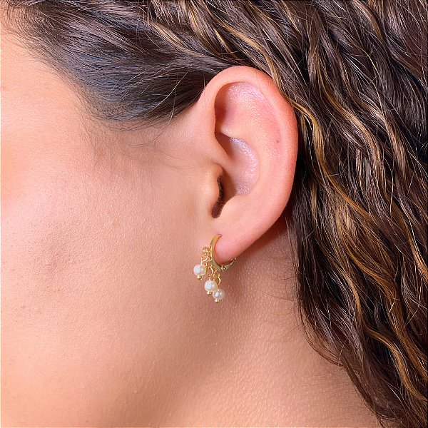 Brinco Argola 3 Perolas Penduradas Folheado a Ouro 18K