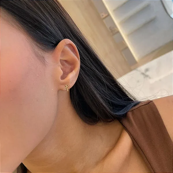 Brinco de Cruz Lisa Folheado a ouro 18K