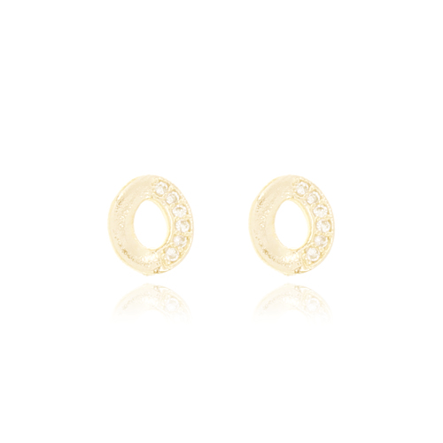 Brinco Oval Vazado Metade Cravejado Folheado a Ouro 18K