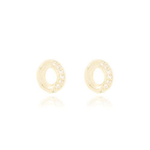 Brinco Oval Vazado Metade Cravejado Folheado a Ouro 18K