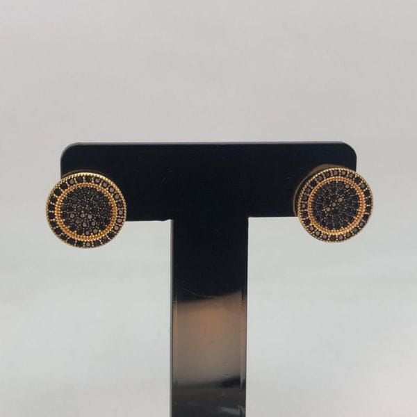 Brinco Redondo Fundo Cravejado Preto Folheado a Ouro 18K