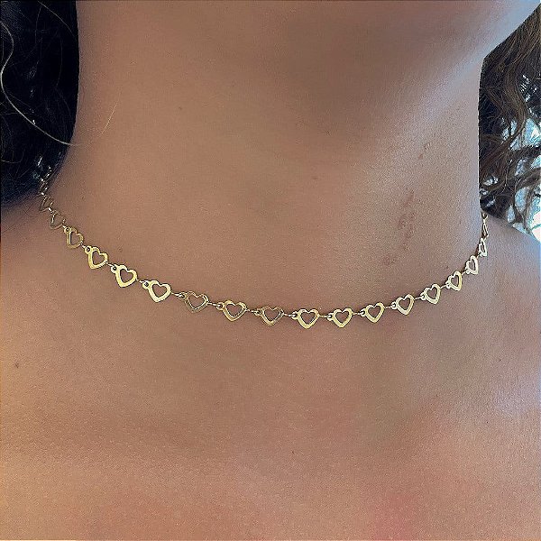 Colar Choker Corações Placa Vazado Folheado a Ouro 18K