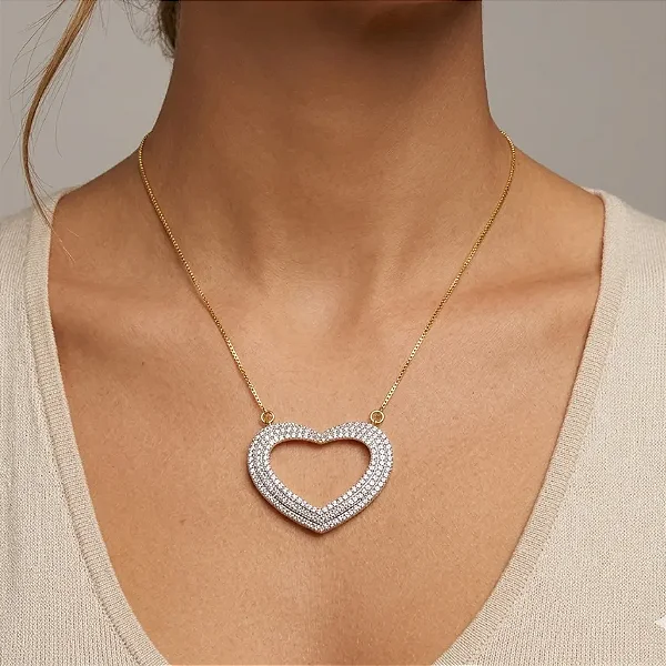 Colar Coração Vazado Cravejado Grande Folheado a Ouro 18K