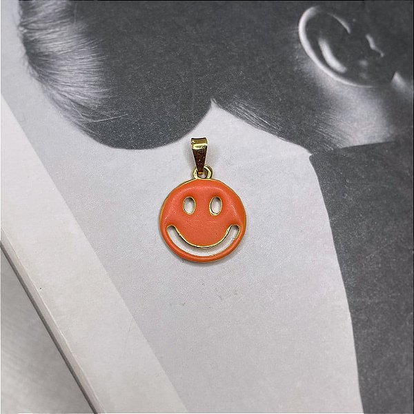 Pingente Carinha Feliz Resina Laranja Folheado a Ouro 18k