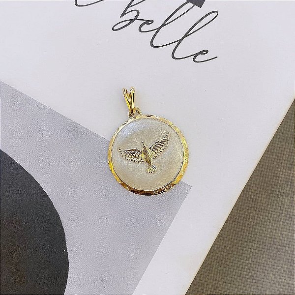 Pingente Espírito Santo Resina MadrePerola Folheado a Ouro 18k