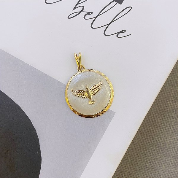 Pingente Espírito Santo Resina MadrePerola Folheado a Ouro 18k