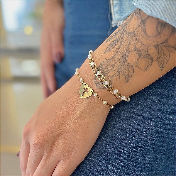 Pulseira Pérolas Pingente Coração Cruz Vazado Folheado a Ouro 18K