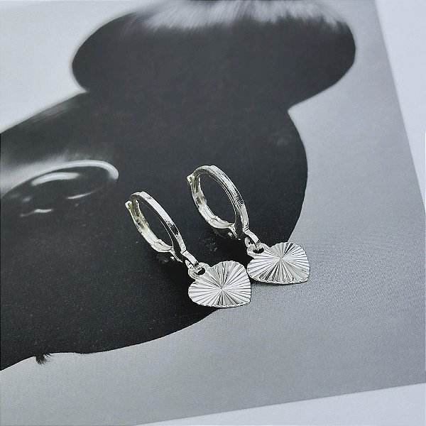 Brinco Argola Pingente Coração Detalhado Folheado a Prata 925