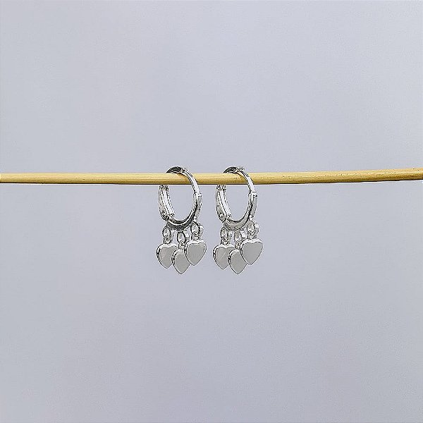 Brinco de Argola Pingentes 3 Corações Lisos Folheado a Prata 925