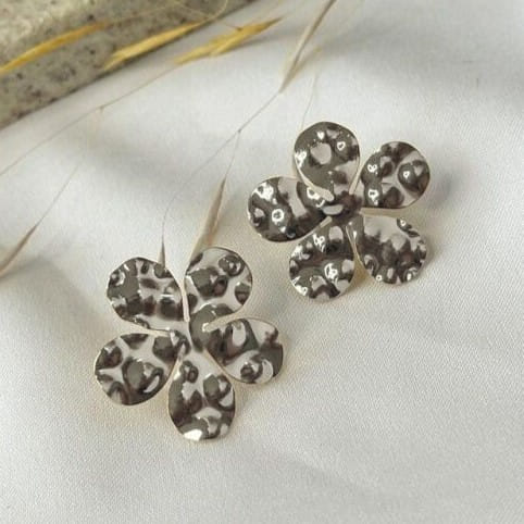 Brinco Flor Martelada Folheado a Prata 925