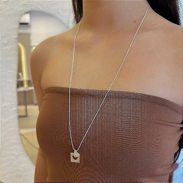 Colar Longo Pingentes Placa com Coração Vazado e Coração Liso Folheado a Prata 925