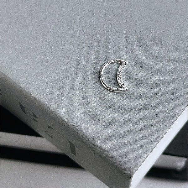 Piercing Torção Lua Cravejada Banhado a Prata 925
