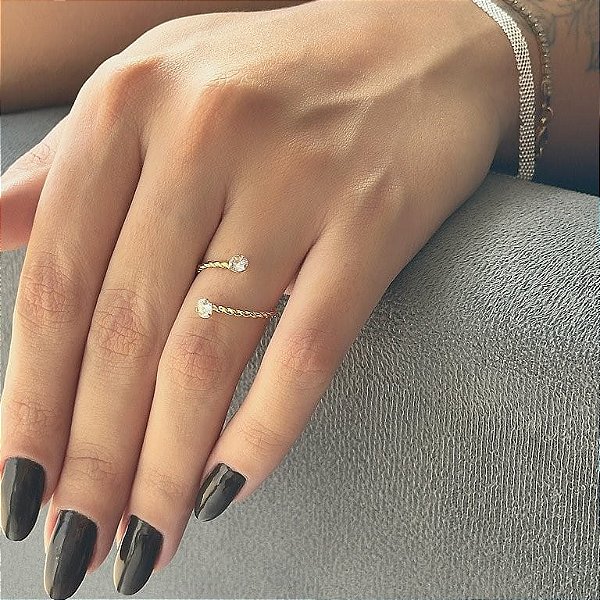 Anel Regulável Aro Torcido e Duas Zircônias Folheado a Ouro 18k