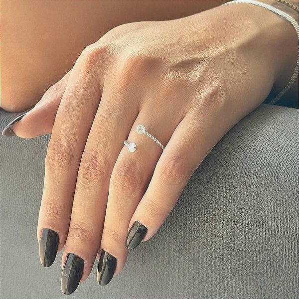 Anel Regulável Aro Torcido e Duas Zircônias Folheado a Prata 925