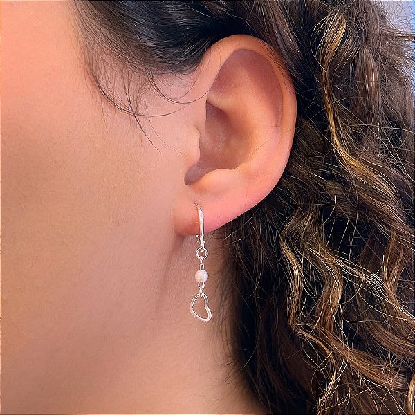 Brinco de Argola Pérola Coração Vazado Pendurado Folheado a Prata 925