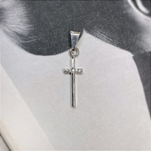Pingente Cruz Palito Detalhe em Microzircônia Folheado a Prata 925