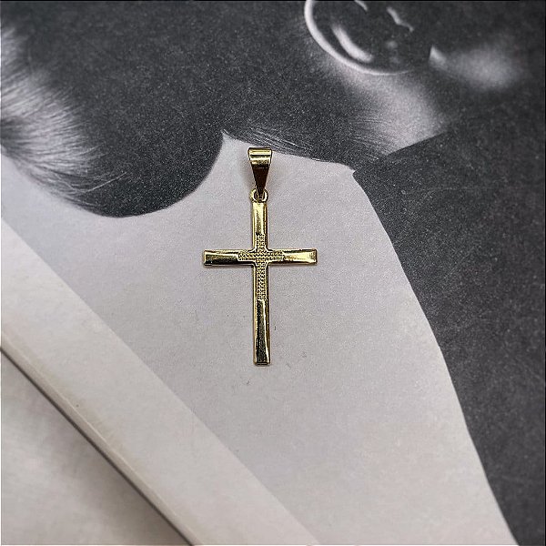 Pingente Cruz Retangular com Detalhe Granitado no Centro Folheado a Ouro 18k