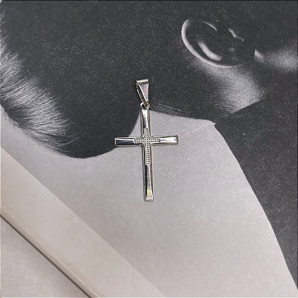 Pingente Cruz Retangular com Detalhe Granitado no Centro Folheado a Prata 925