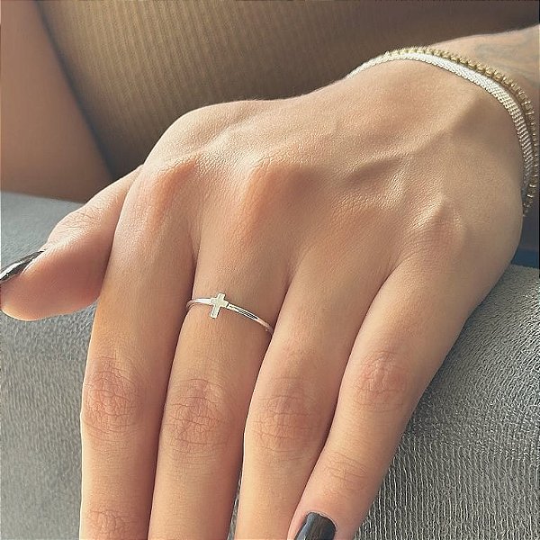 Anel Aro Fino Cruz Lisa Folheado a Prata 925